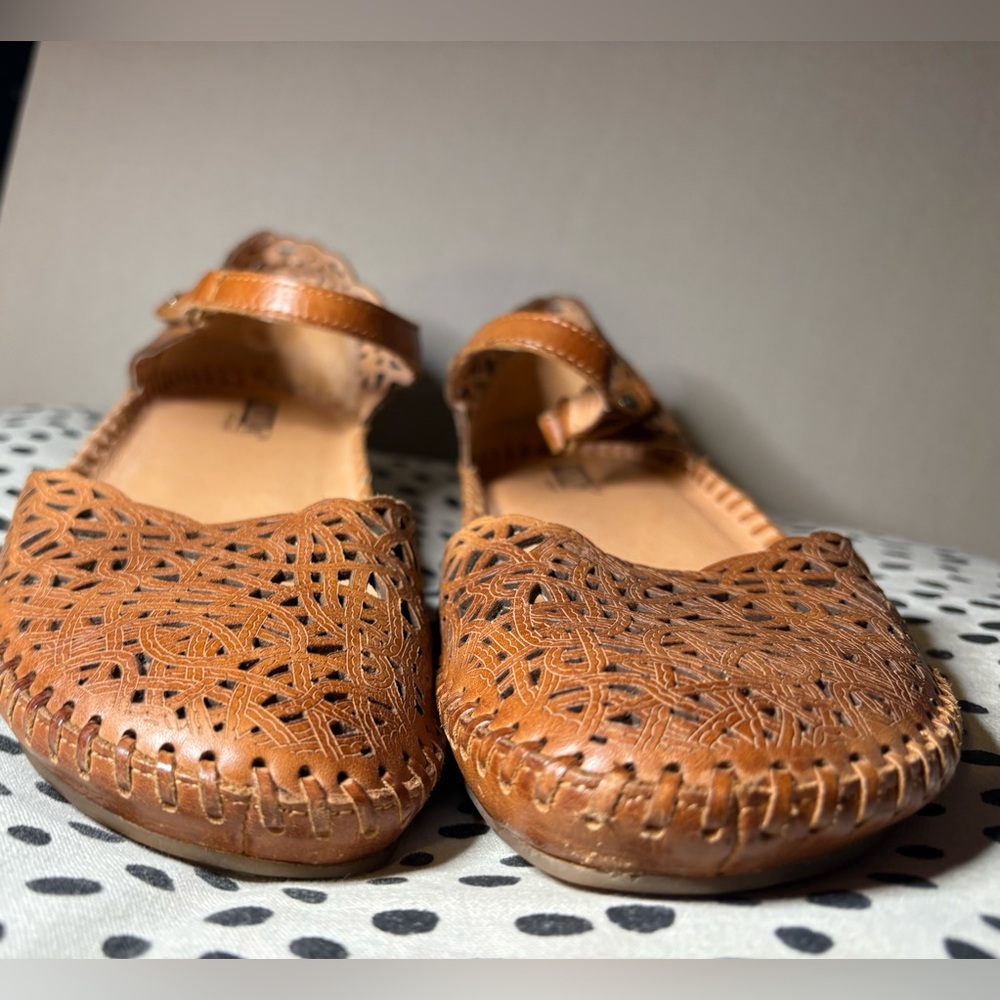 Pikolinos, the Puerto Vallarta Perforated Leather Mary Jane Flats size 40 - Picture 9 of 12